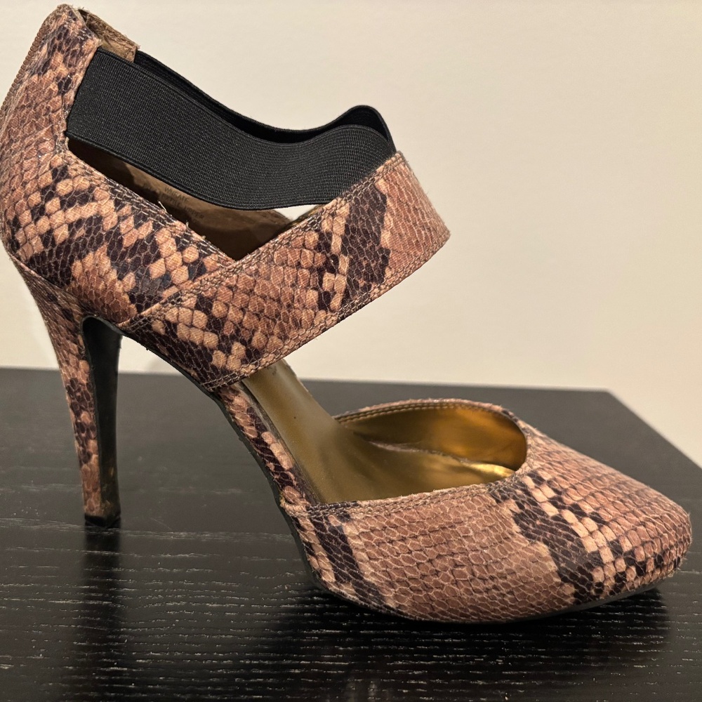 Size 9 Nine West Snakeprint heels